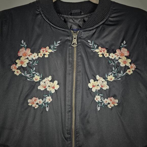 American Eagle Embroidered Puffer Bomber Jacket Cherry Blossom. - Picture 2 of 12